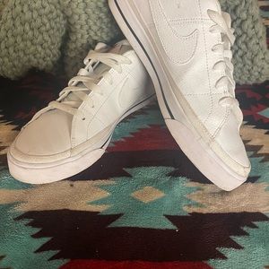 nike sneaker. size 9